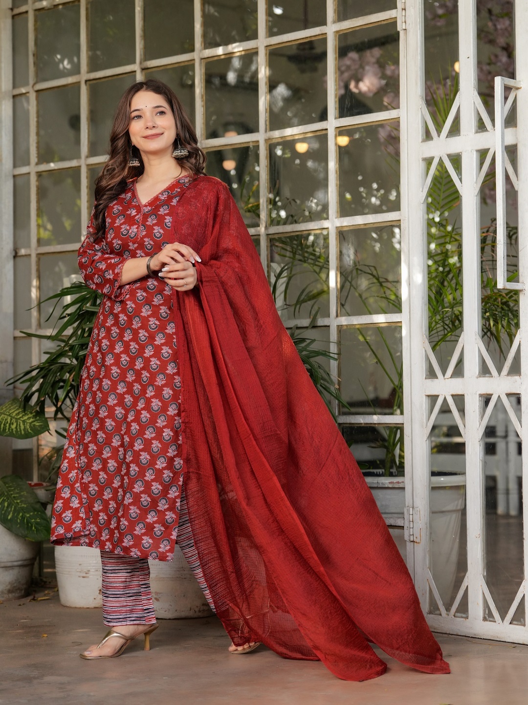 

Murta Trends Women Floral Printed Regular Pure Cotton Kurta with Trousers & With Dupatta, Maroon