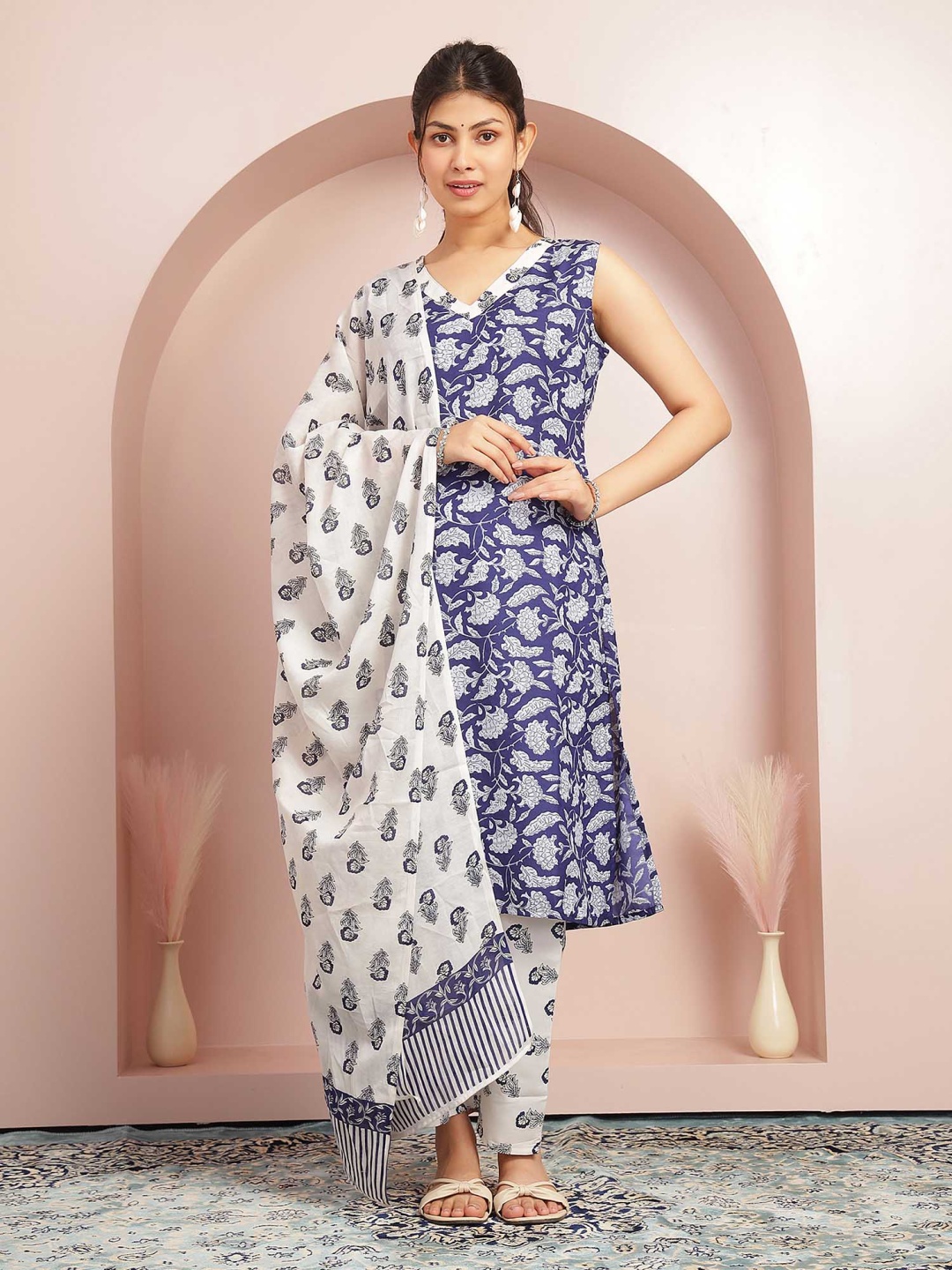 

DIVASTRI Women Floral Printed Regular Kurta with Trousers & With Dupatta, Blue