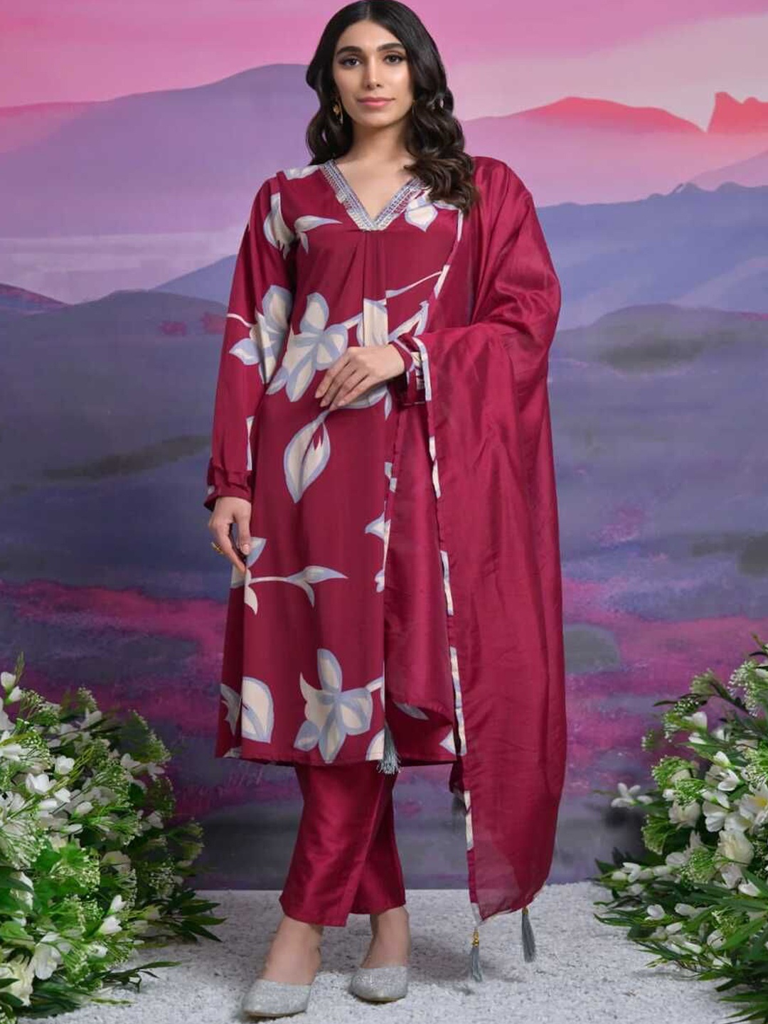 

DIVASTRI Women Floral Printed Regular Kurta with Trousers & With Dupatta, Maroon