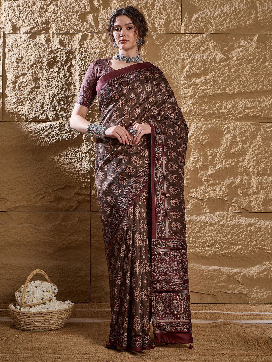 

Mitera Silk Blend Block Print Saree, Brown