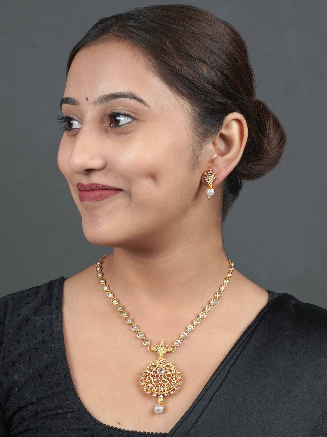 

LAFORWORD Gold-Plated Stone Studded & Beaded Jewellery Set