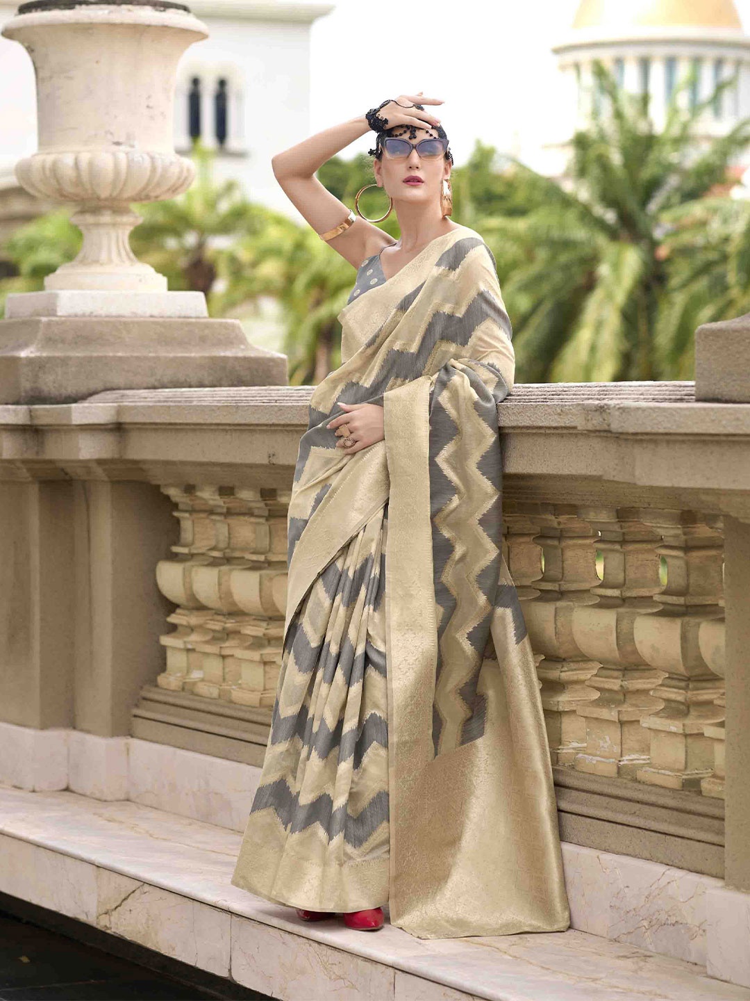 

DIVASTRI Woven Design Zari Linen Blend Saree, Grey