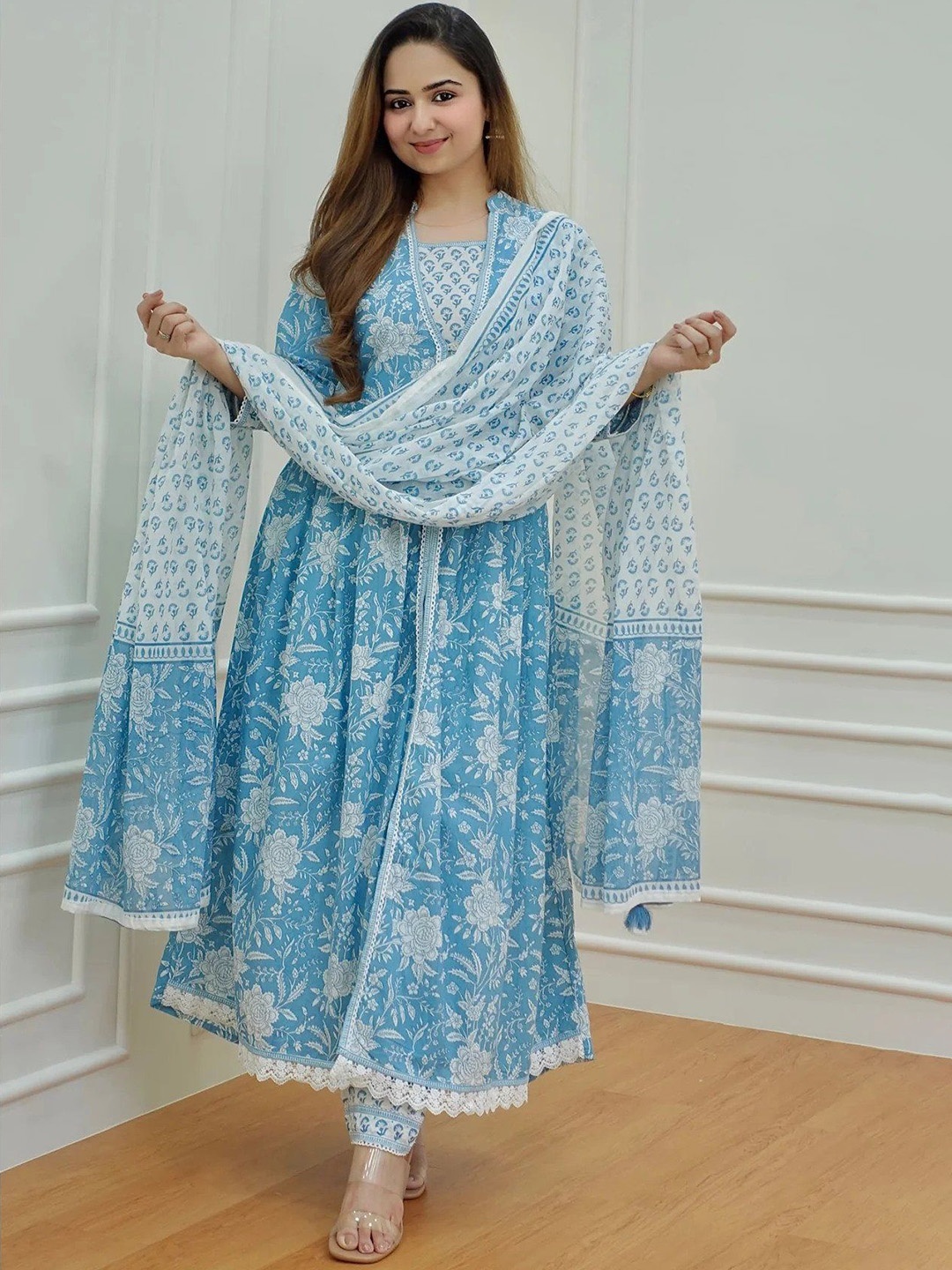 

ZOGAN Women Floral Printed Regular Kurta with Trousers & With Dupatta, Blue