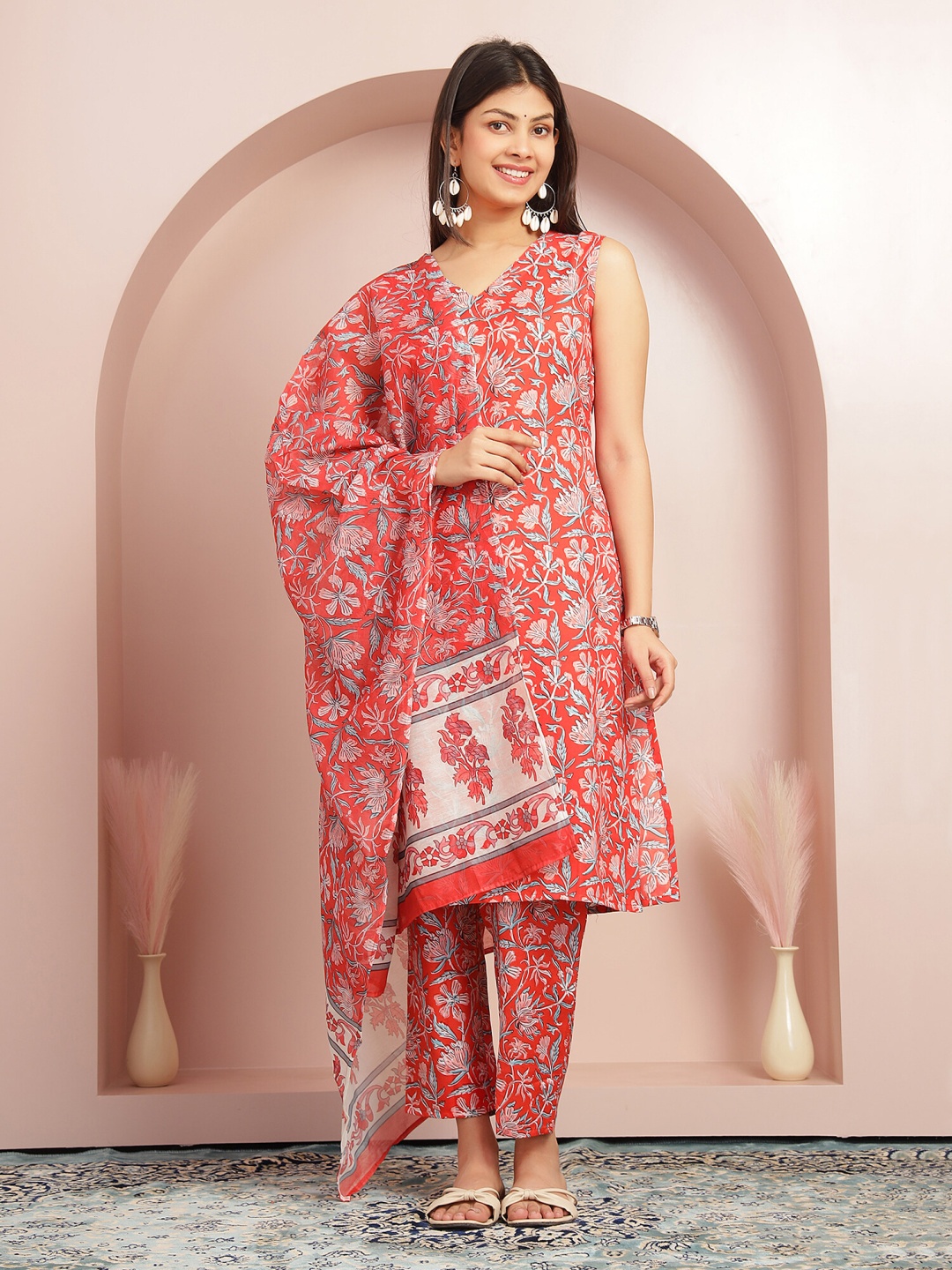 

DIVASTRI Women Floral Printed Regular Kurta with Trousers & With Dupatta, Red