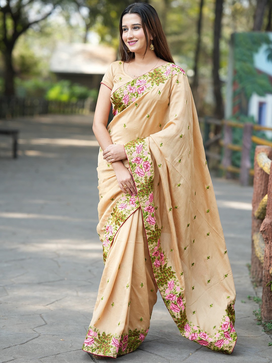 

NIWAA Floral Embroidered Tissue Saree, Cream