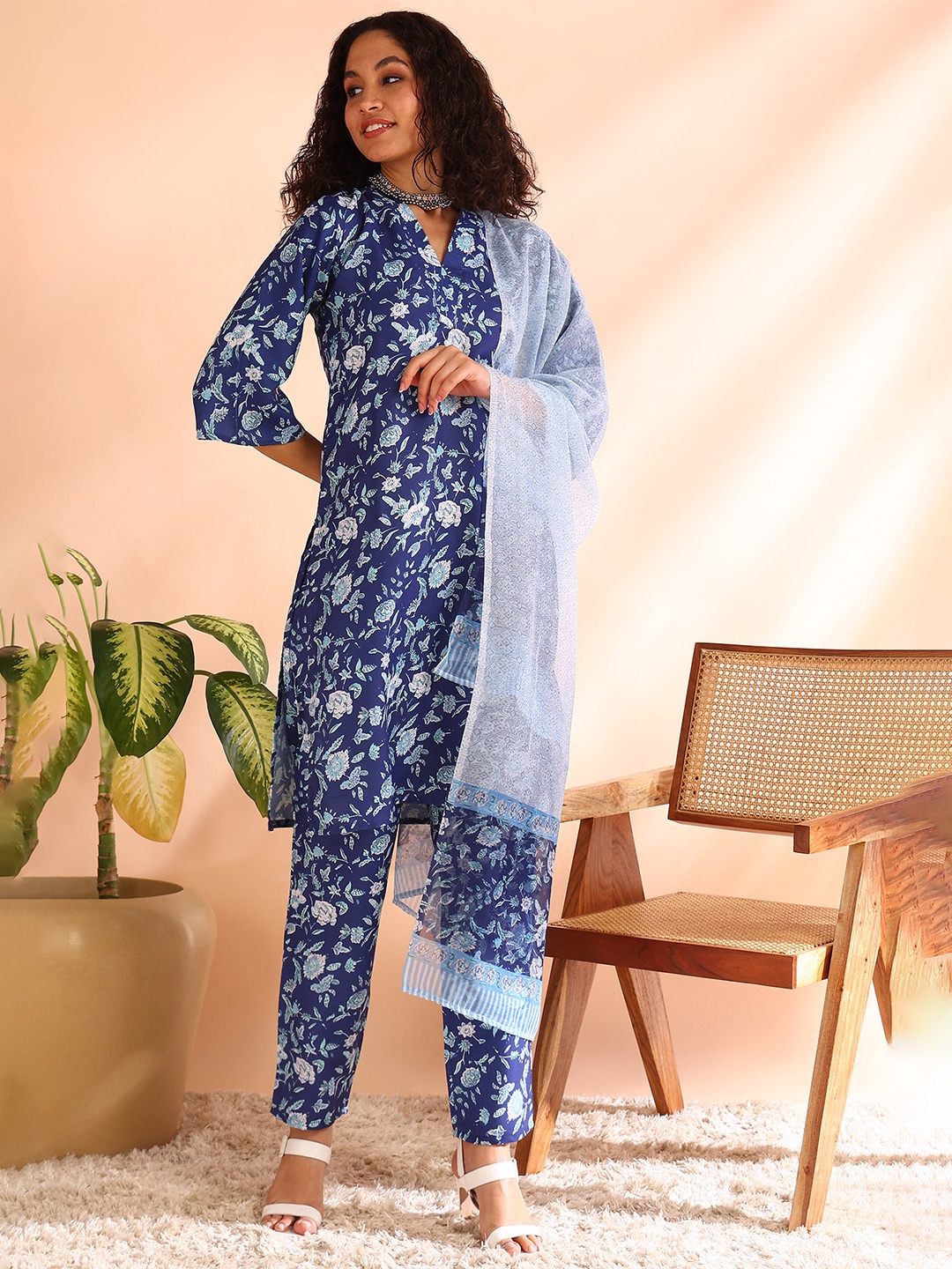 

DIVASTRI Floral Printed V-Neck Straight Kurta With Trousers & Dupatta, Blue