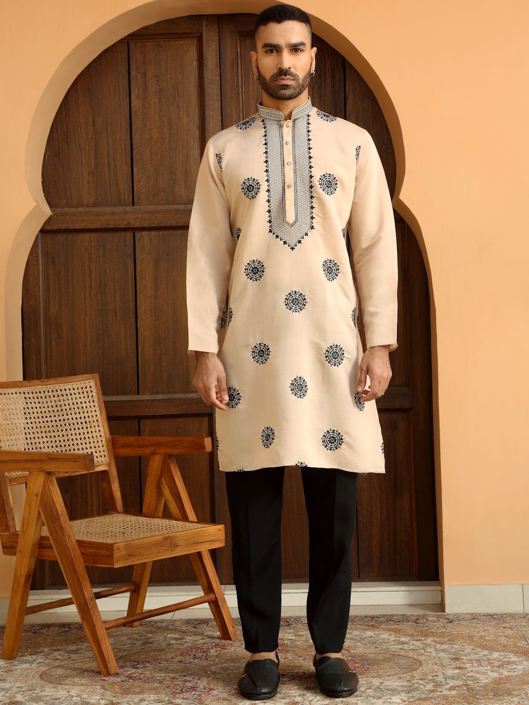 

KRAFT INDIA LUXE Men Ethnic Motifs Embroidered Regular Chikankari Kurta with Trousers, Beige