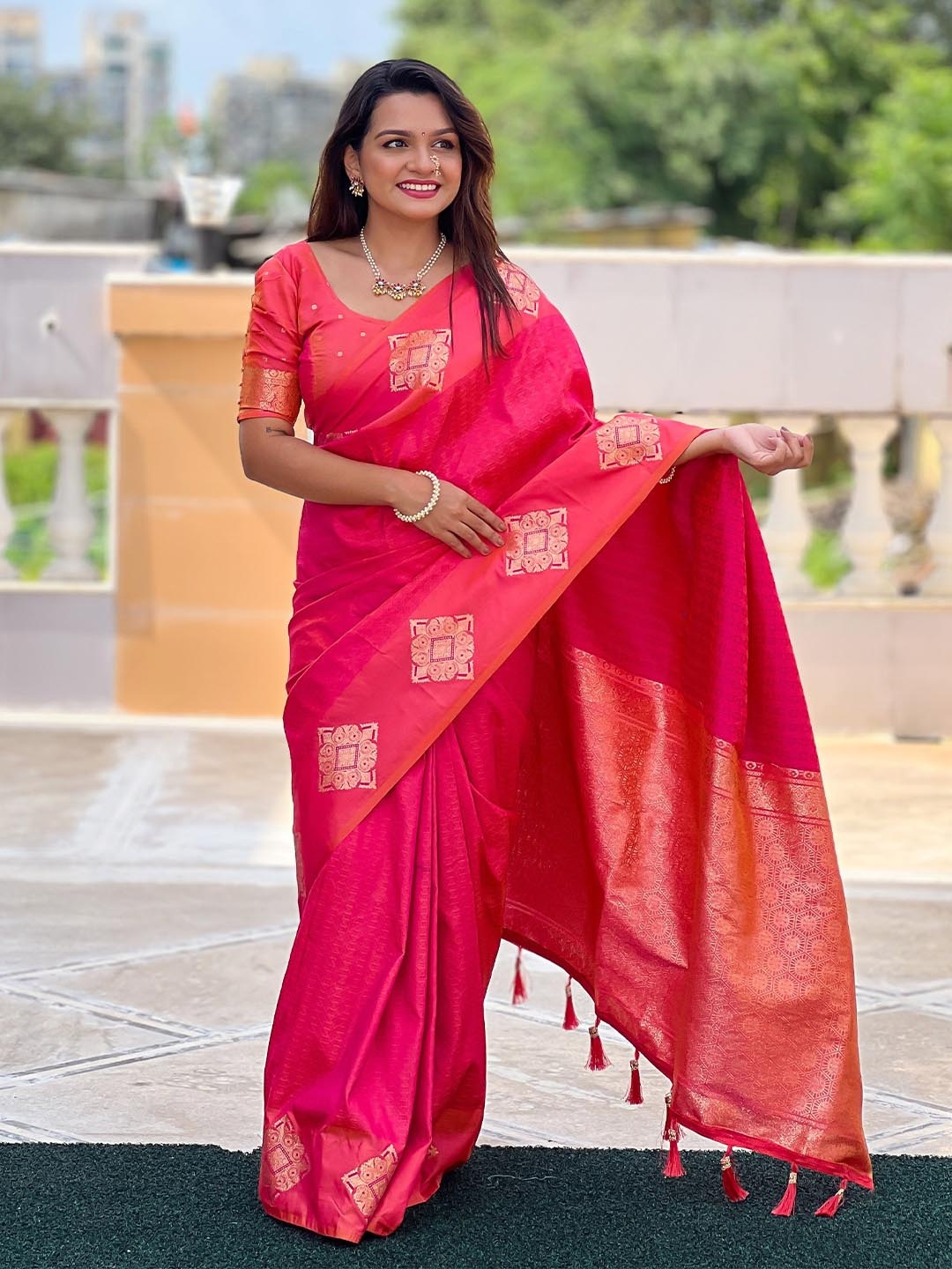 

Divyadham Textiles Woven Design Zari Pure Silk Paithani Saree, Pink