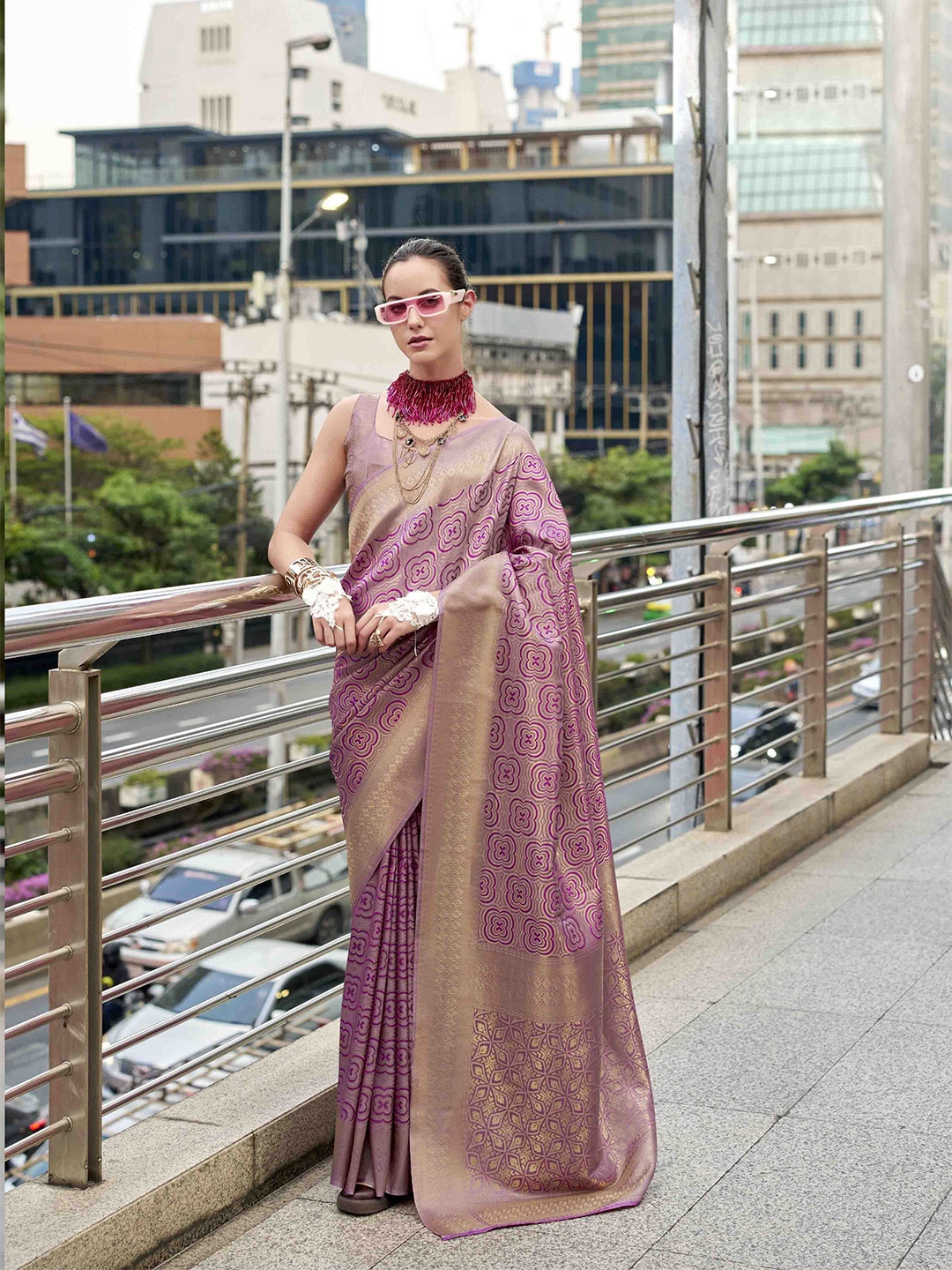 

DIVASTRI Woven Design Zari Silk Blend Kanjeevaram Saree, Purple