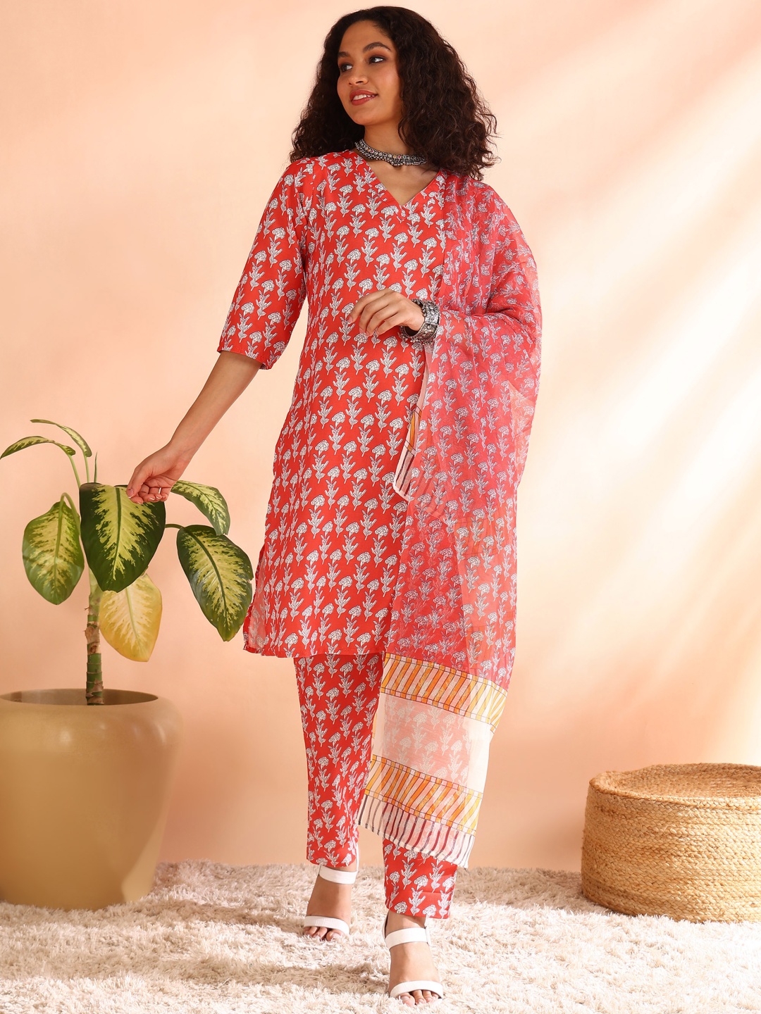 

DIVASTRI Floral Printed V-Neck Straight Kurta With Trousers & Dupatta, Red