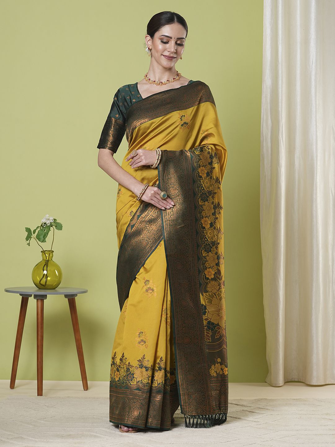

DIVASTRI Woven Design Zari Silk Blend Banarasi Saree, Yellow