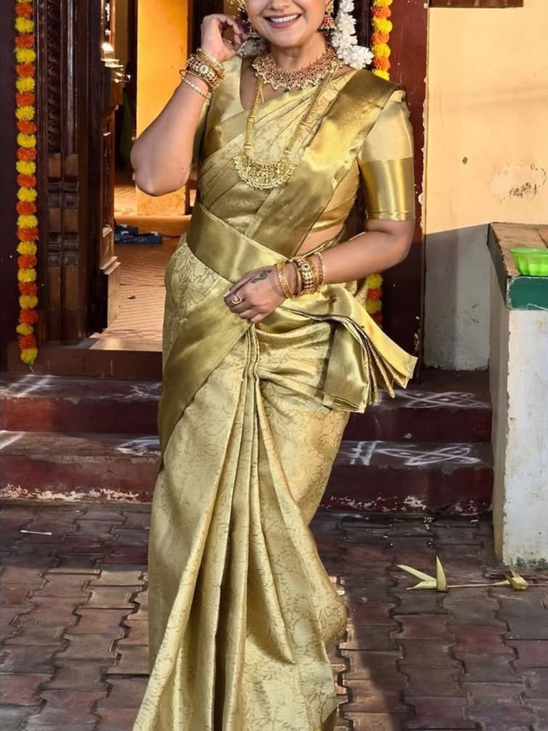 

DIVASTRI Woven Design Zari Tissue Banarasi Saree, Beige