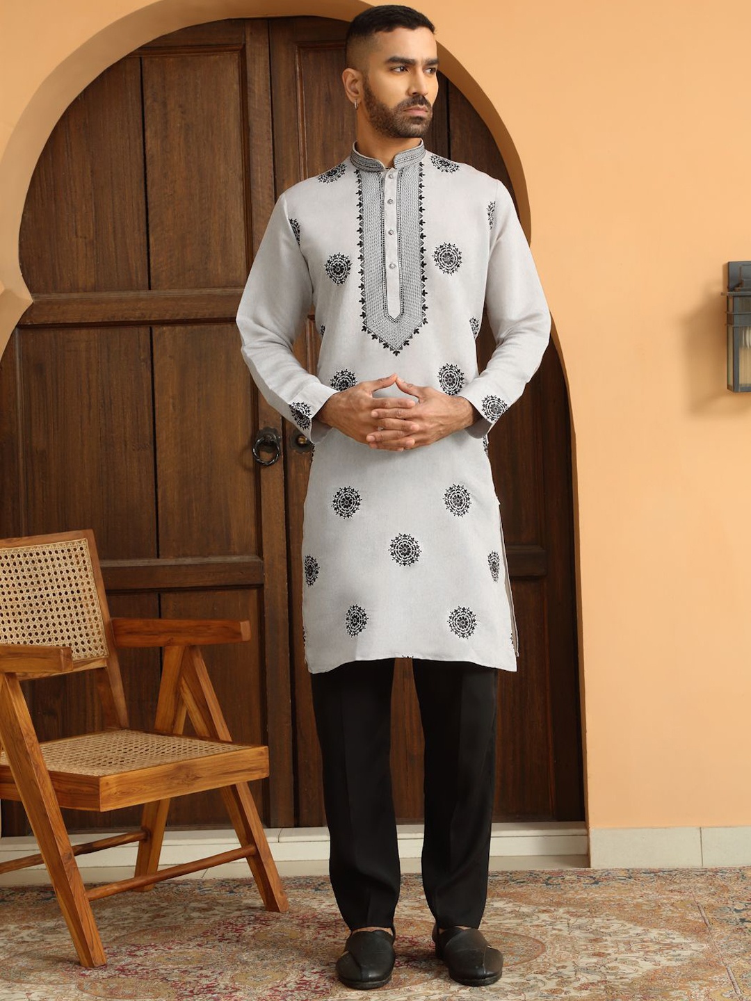 

KRAFT INDIA LUXE Men Ethnic Motifs Yoke Design Regular Chikankari Kurta with Trousers, Grey
