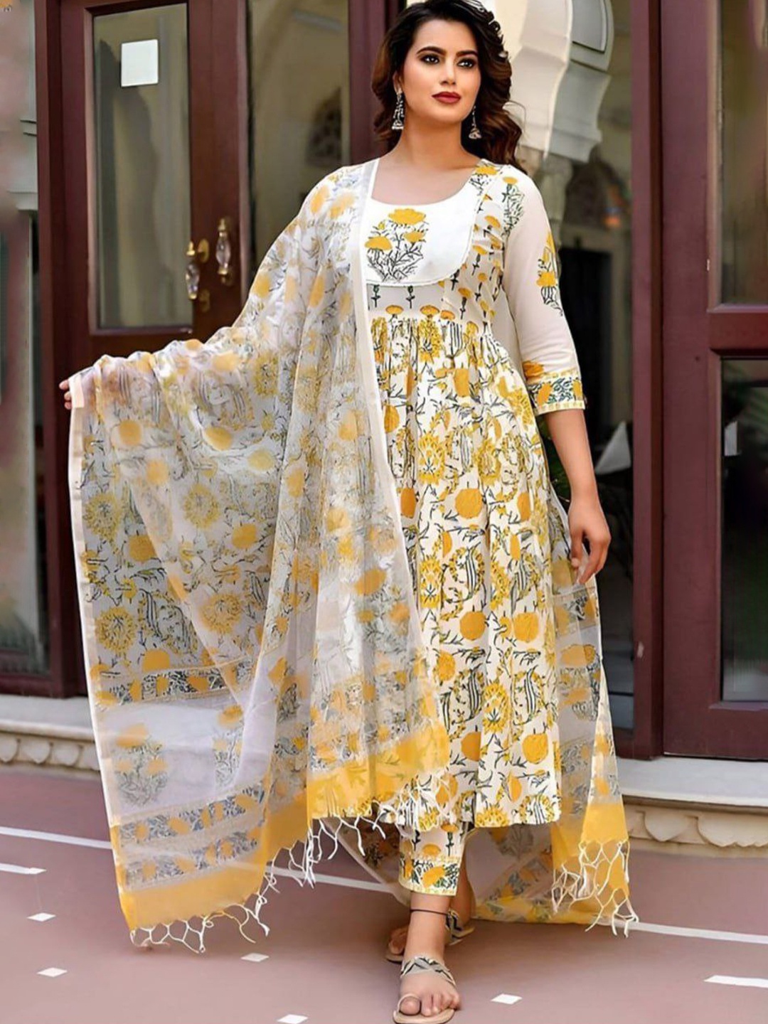 

Fashion FRICKS Women Floral Regular Kurti with Palazzos & With Dupatta, Yellow