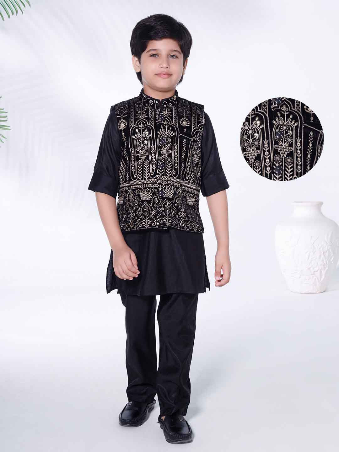 

Ministitch Boys Ethnic Motifs Embroidered Regular Thread Work Kurta with Pyjamas, Black