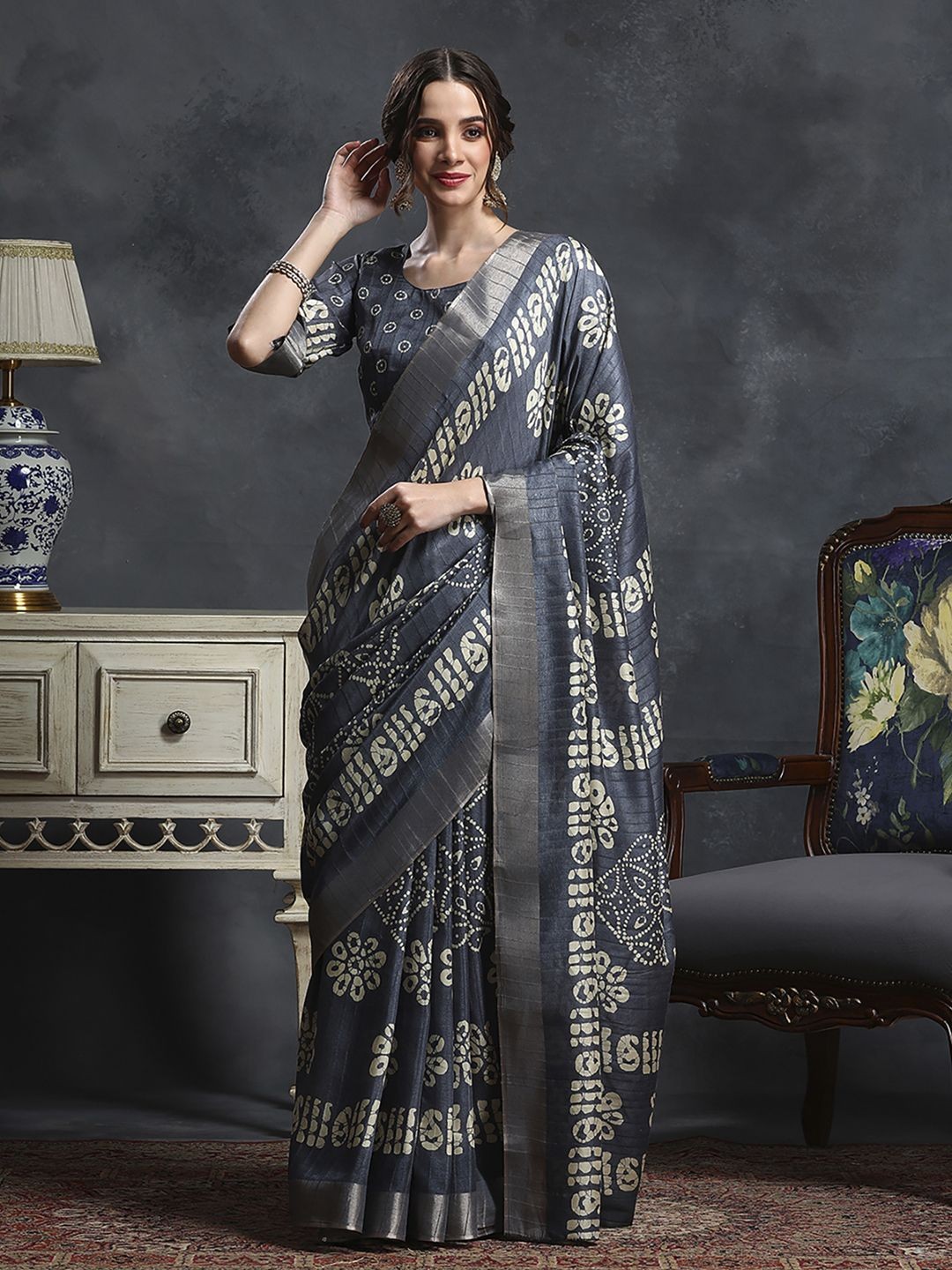 

Mitera Ethnic Motifs Silk Blend Sungudi Saree, Grey