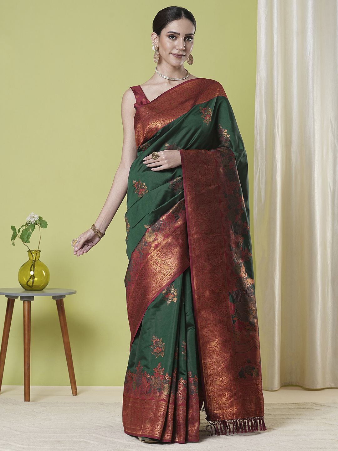 

DIVASTRI Woven Design Zari Silk Blend Banarasi Saree, Green