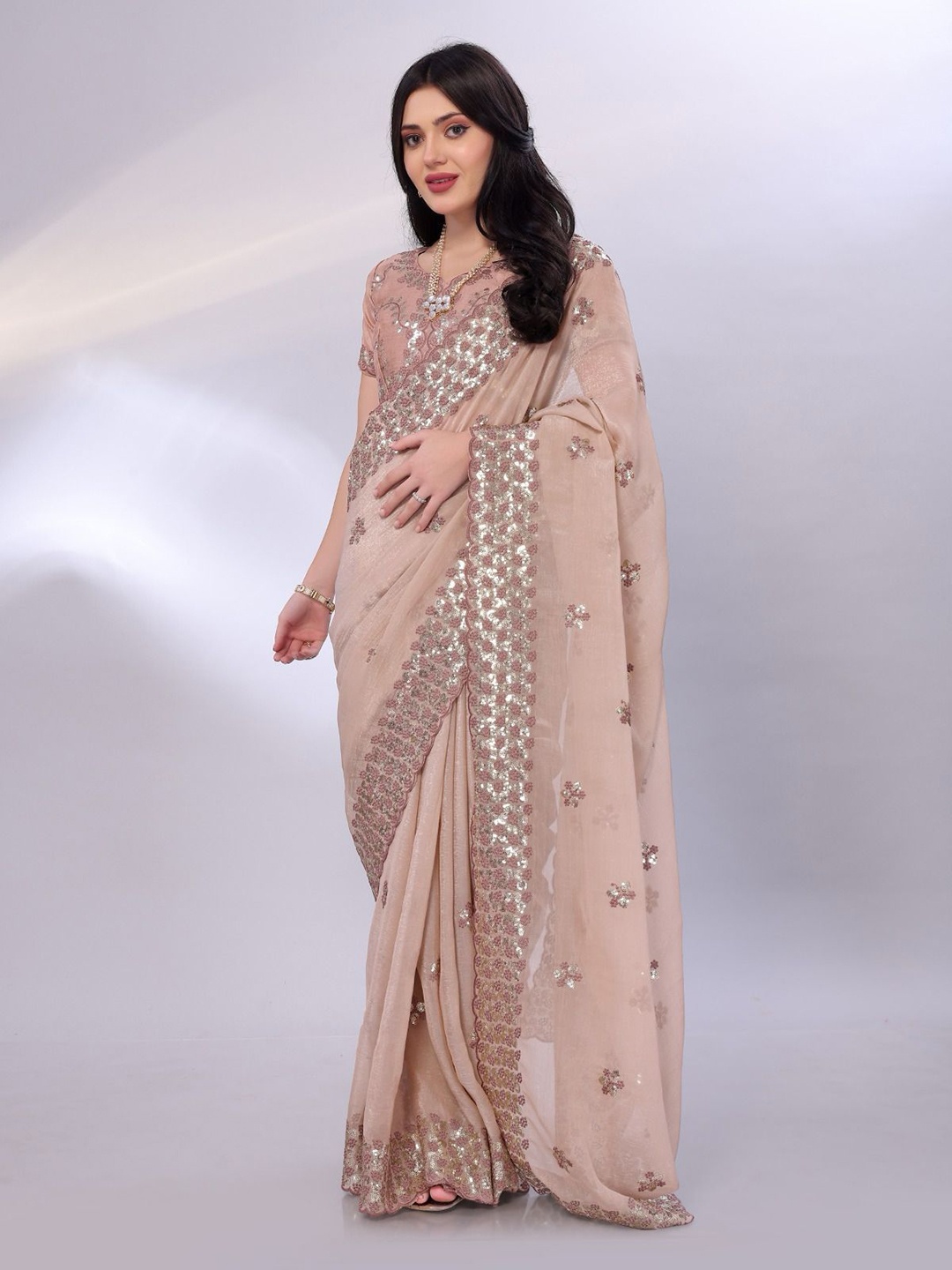 

VenderVilla Floral Sequinned Silk Blend Saree, Cream