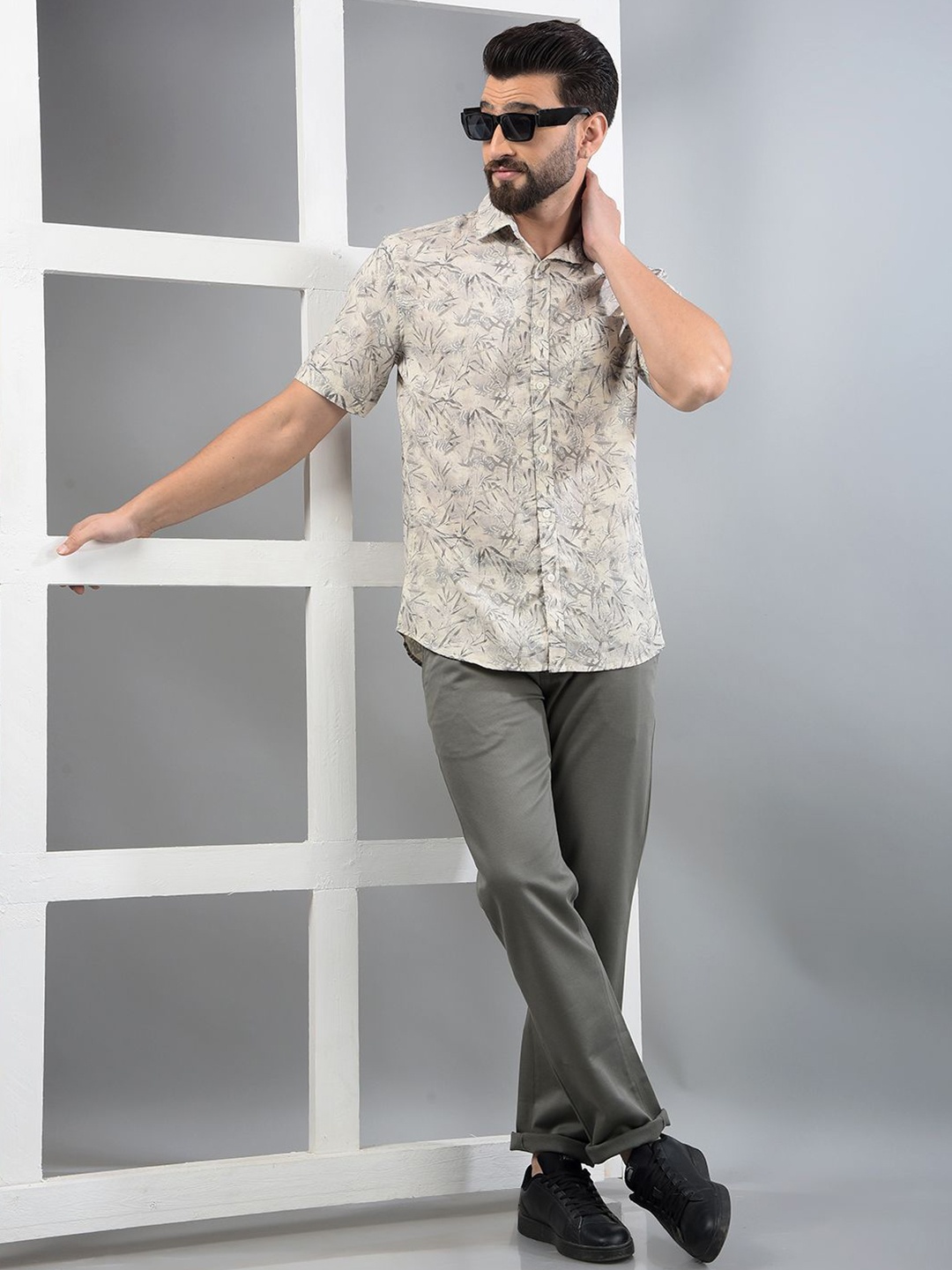 

Crimsoune Club Men Classic Slim Fit Floral Opaque Printed Casual Shirt, Beige
