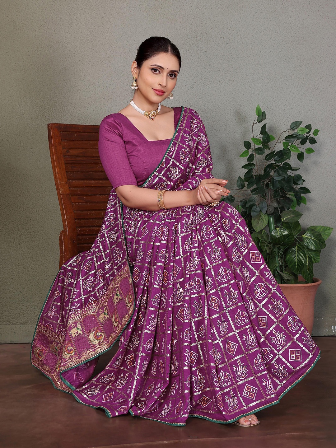 

ALAGINI Bandhani Gotta Patti Silk Blend Bandhani Saree, Purple