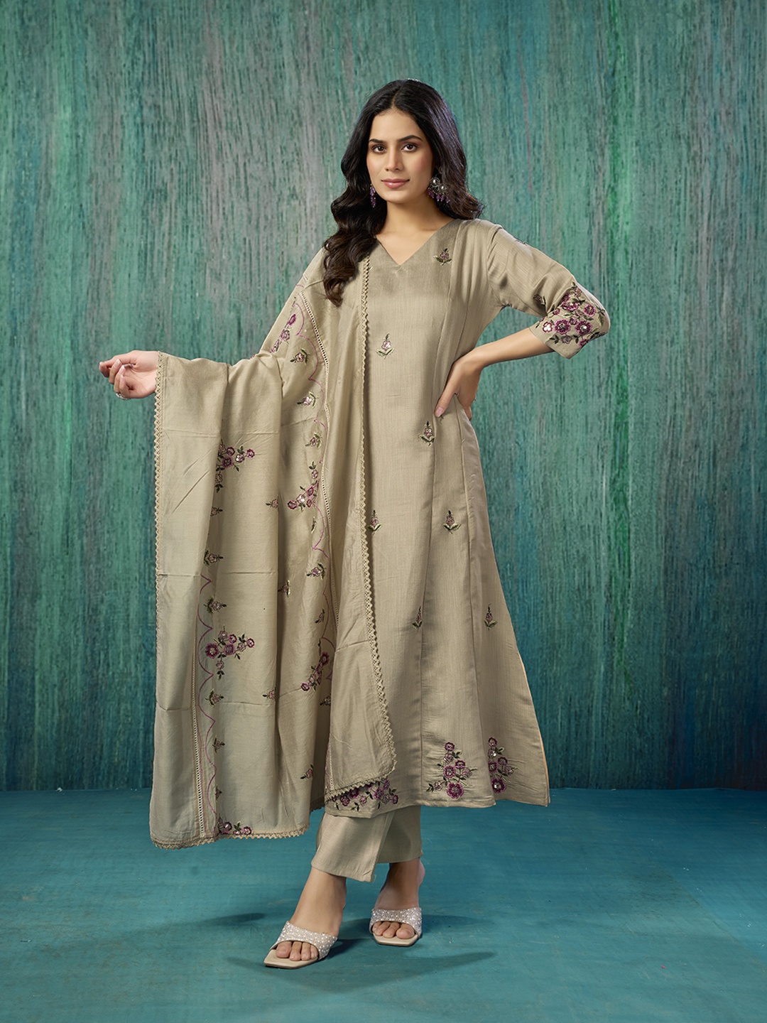 

Peachmode Women Floral Embroidered Regular Thread Work Pure Cotton Kurta with Trousers & With Dupatta, Beige