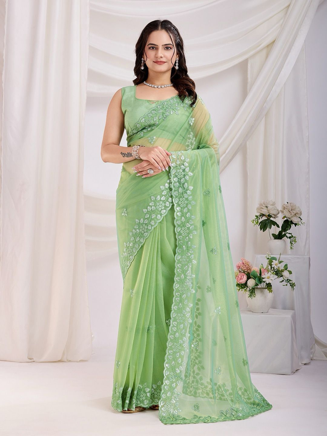 

VenderVilla Floral Sequinned Net Saree, Green