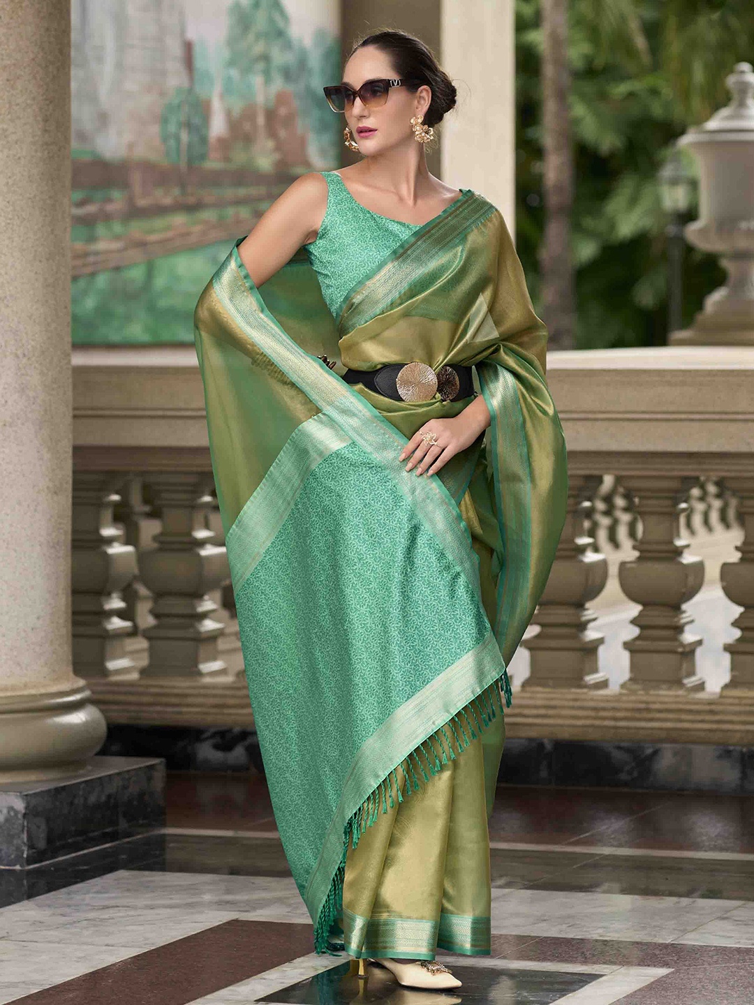 

DIVASTRI Zari Linen Blend Saree, Green