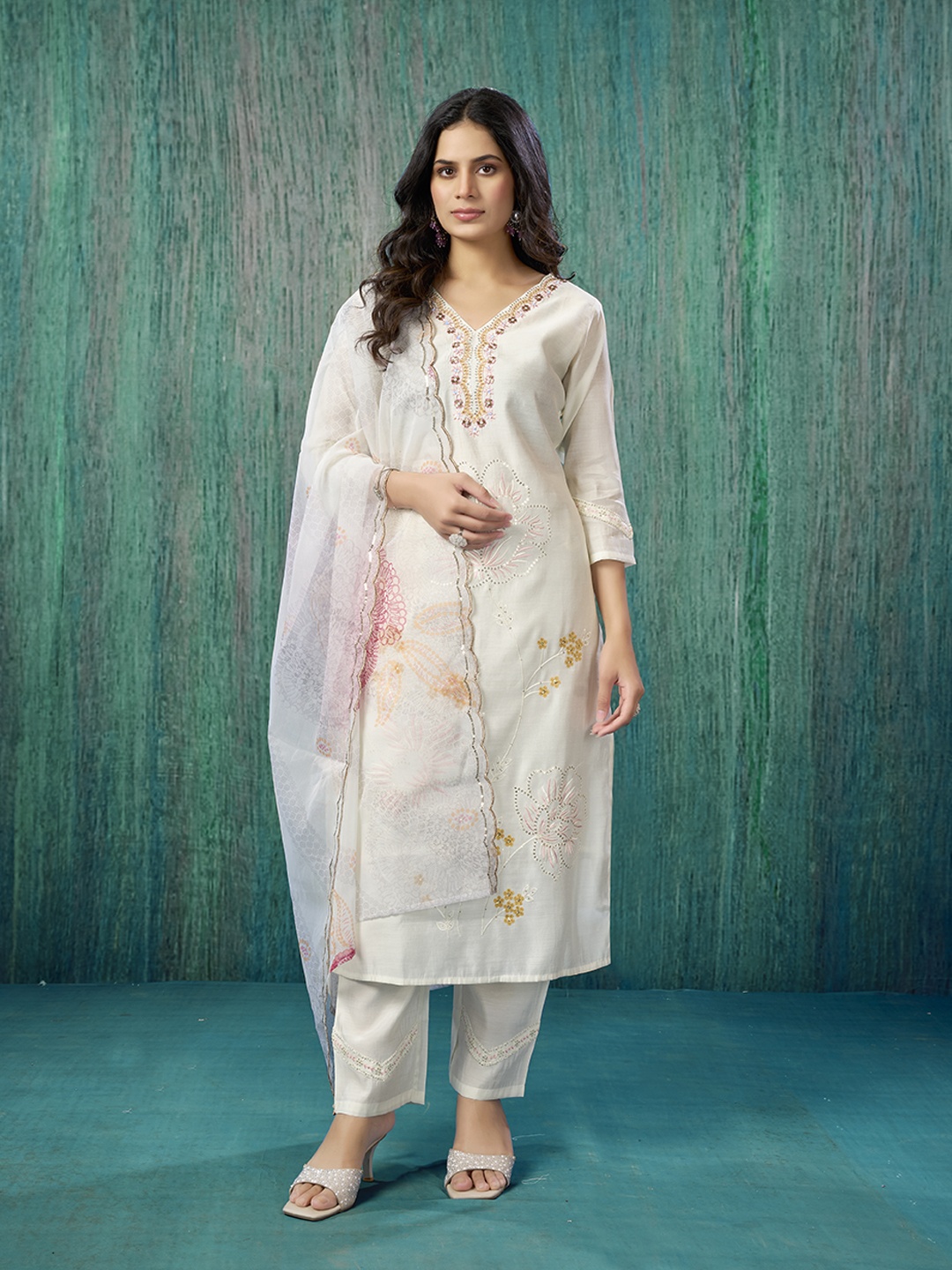 

Peachmode Women Floral Embroidered Regular Sequinned Chanderi Silk Kurta with Trousers & With Dupatta, Cream