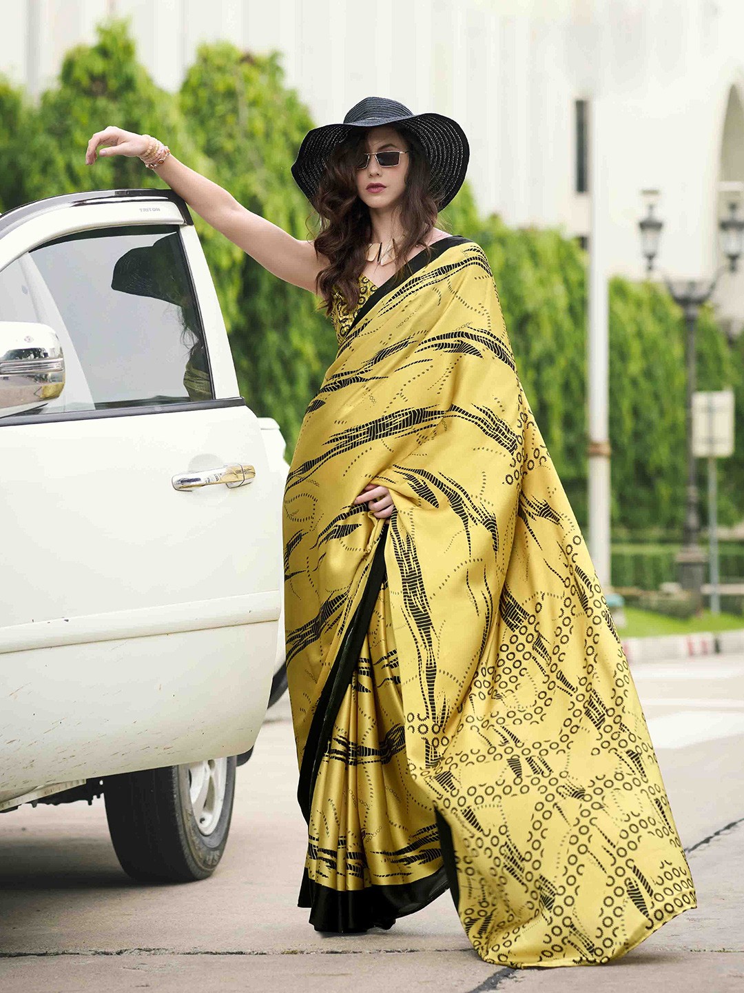 

DIVASTRI Striped Satin Saree, Yellow