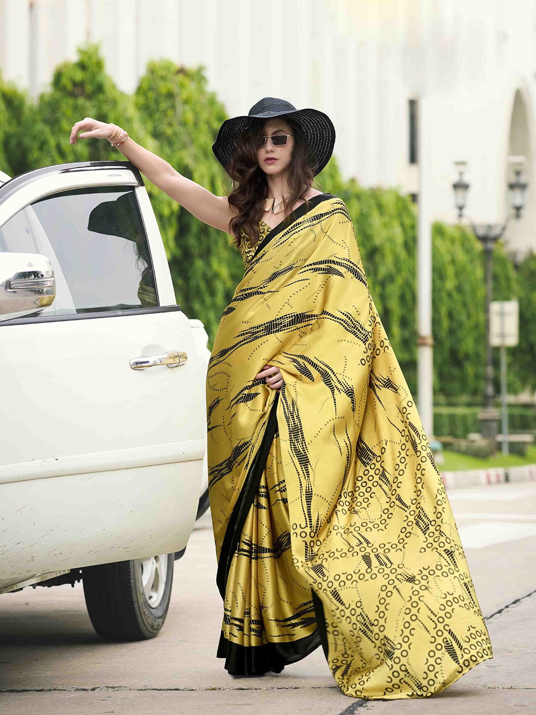 

KIMISHA Ethnic Motifs Satin Saree, Yellow