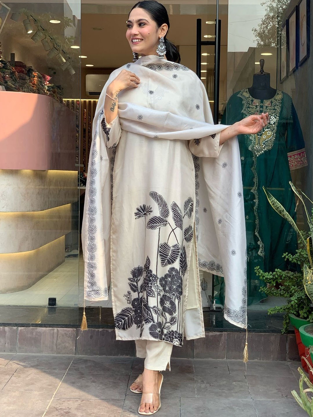

REALLTREND Women Floral Printed Regular Kurta with Trousers & With Dupatta, Cream