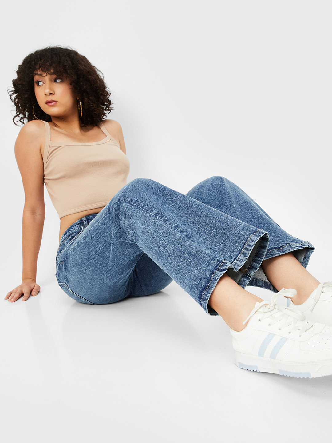 

max Women Low Distress Light Fade Jeans, Blue