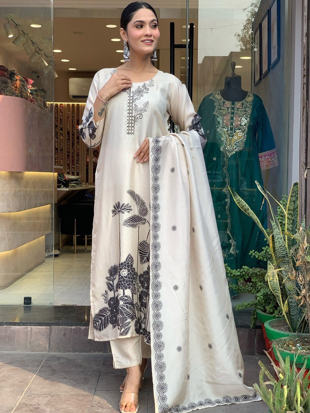

ASCIIBLUES Women Printed Regular Kurta with Trousers & With Dupatta, Cream