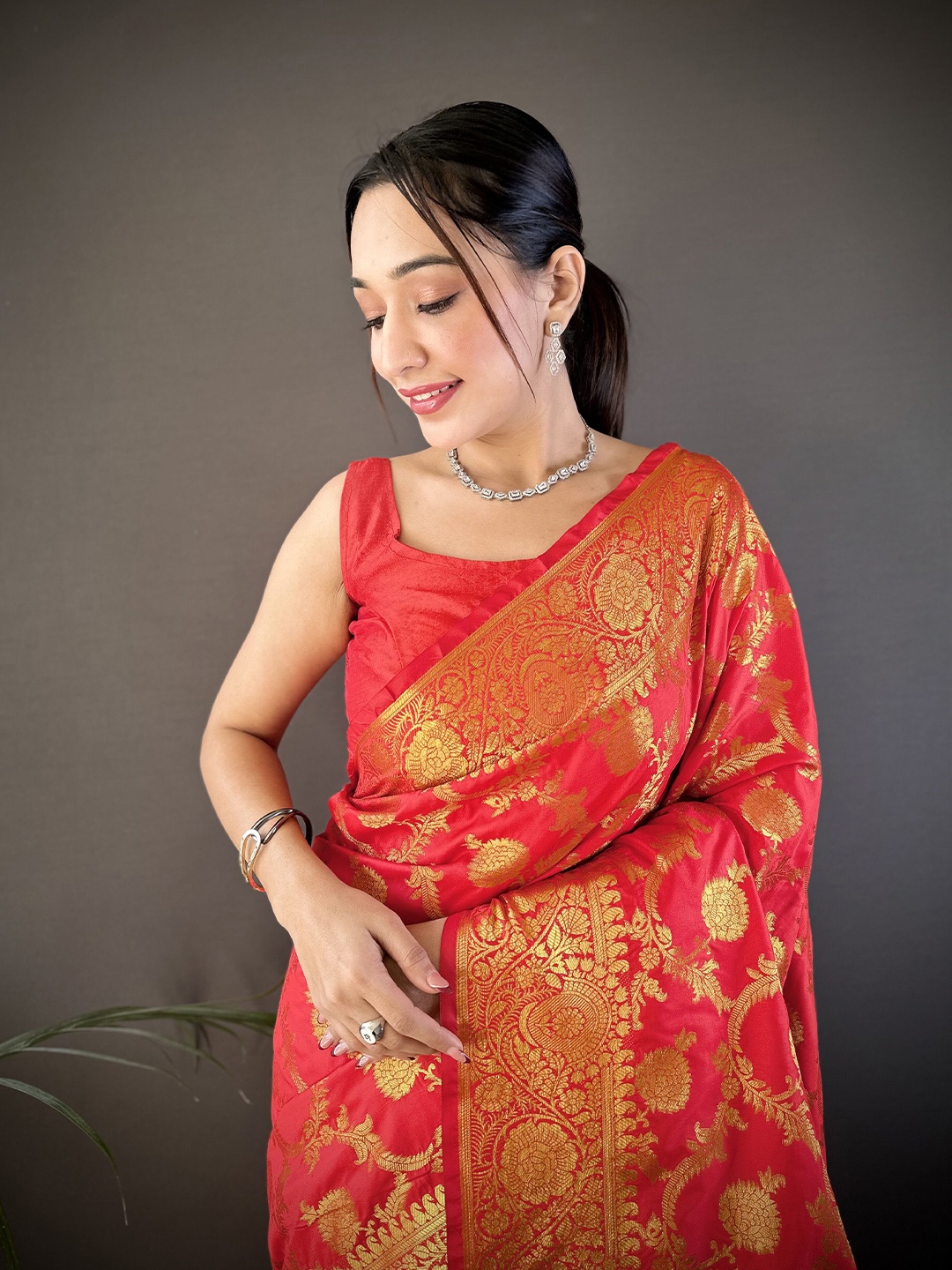 

NIWAA Woven Design Zari Pure Silk Banarasi Saree, Red