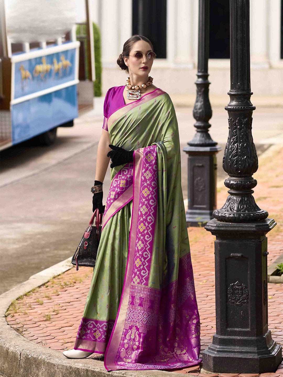 

DIVASTRI Woven Design Zari Silk Blend Saree, Green