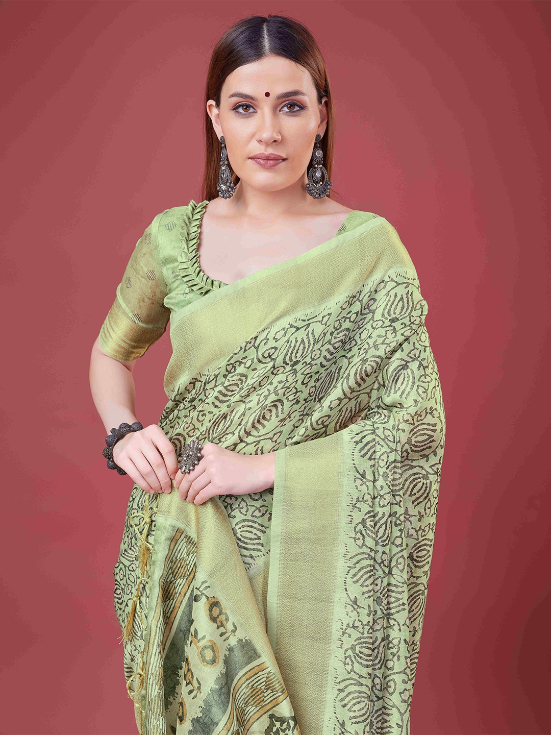 

DIVASTRI Ethnic Motifs Zari Silk Blend Saree, Green
