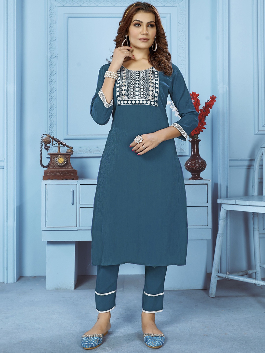 

DIVASTRI Women Floral Embroidered Regular Gotta Patti Pure Cotton Kurta with Trousers, Blue