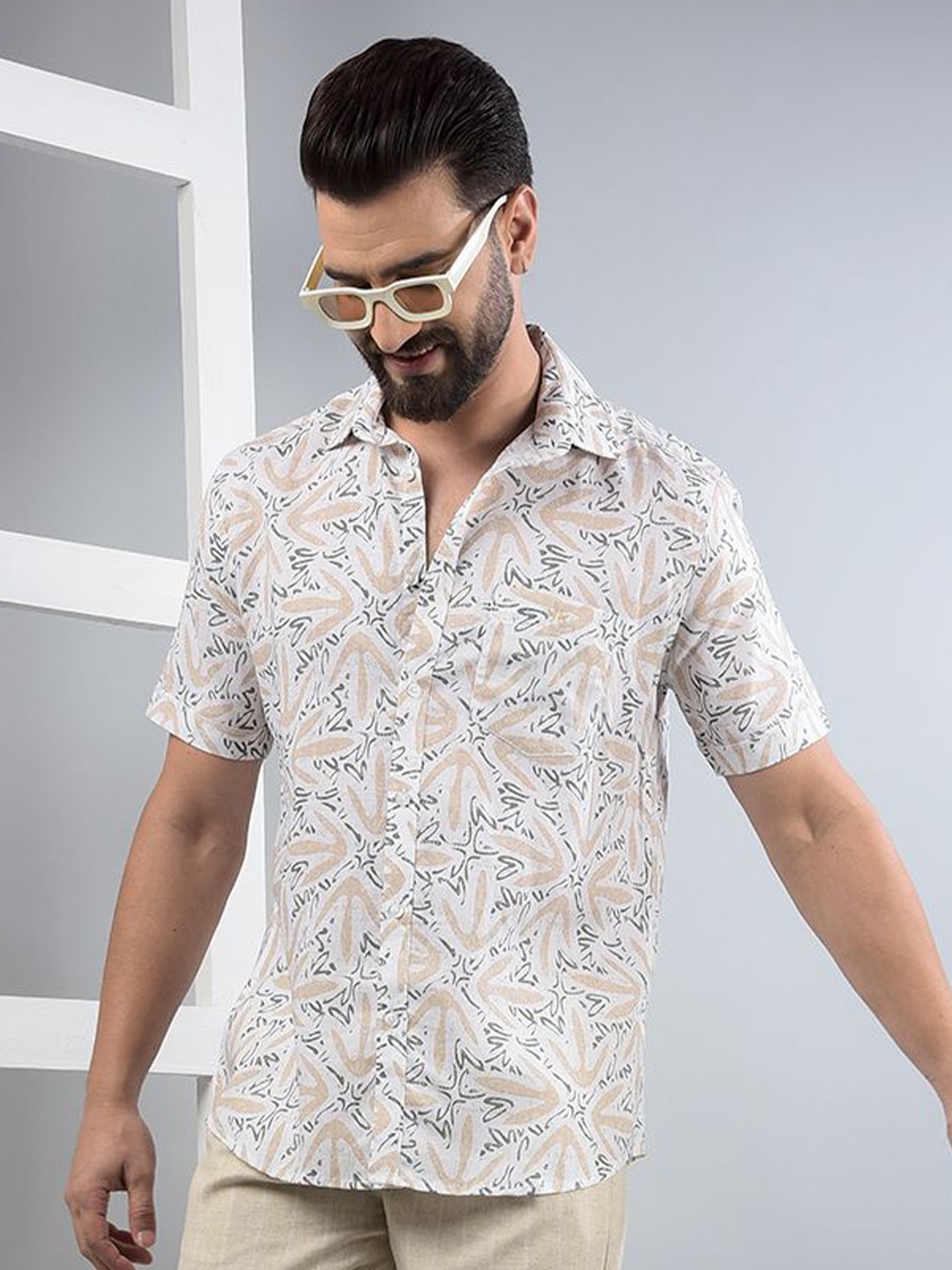 

Crimsoune Club Men Classic Slim Fit Floral Opaque Printed Casual Shirt, Beige