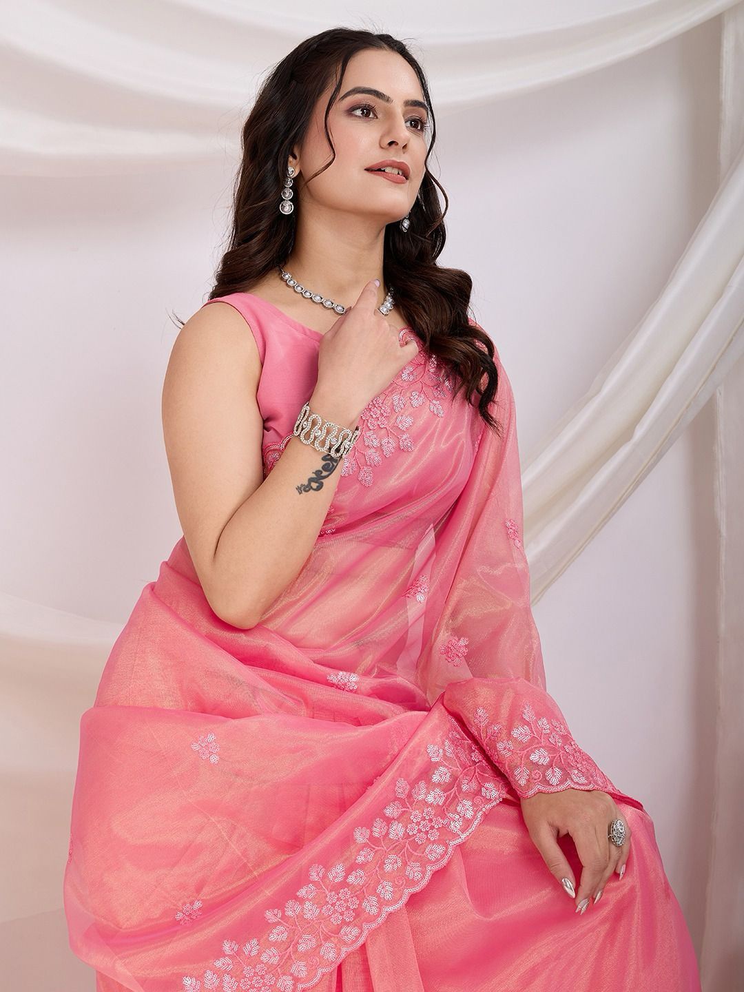 

VenderVilla Floral Sequinned Net Saree, Pink