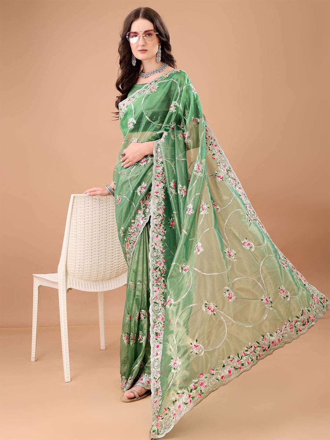 

devkison Designer Floral Embroidered Net Saree, Green