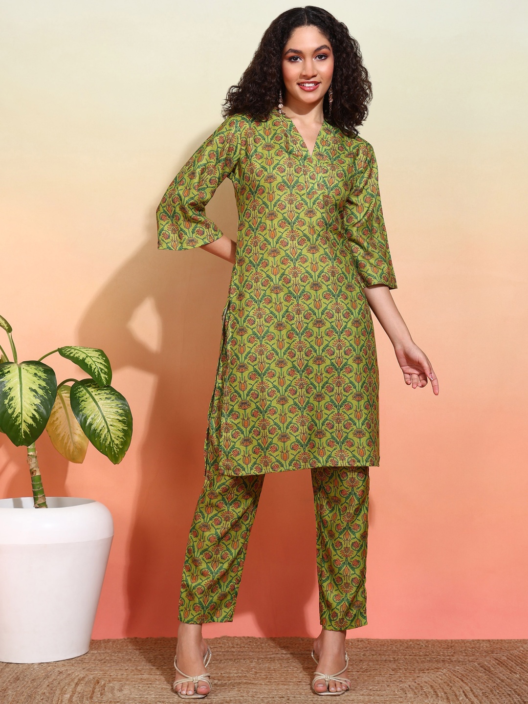 

DIVASTRI Floral Printed V-Neck Straight Kurta With Trousers, Green