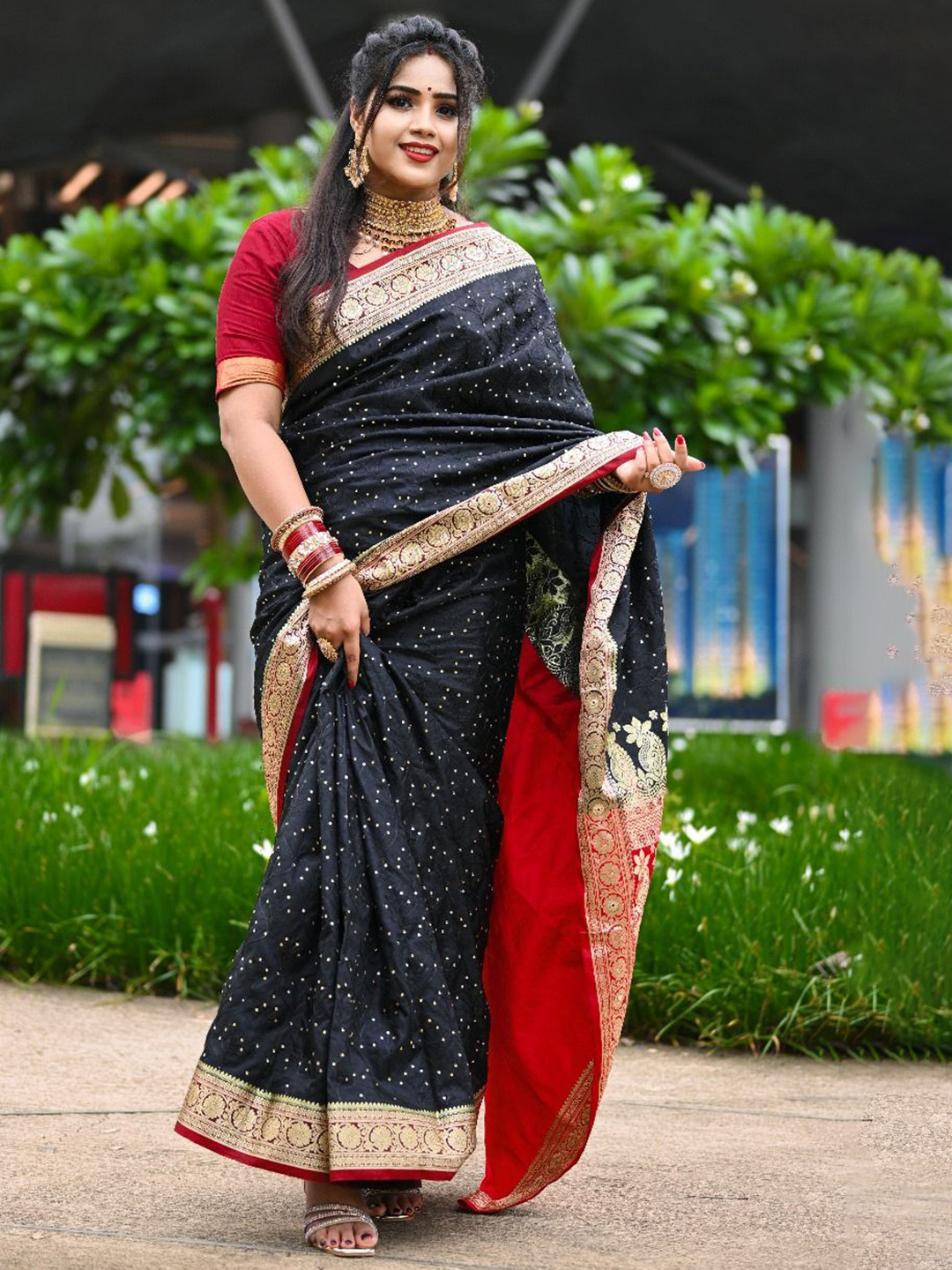 

GS CREATION Ethnic Motifs Zari Satin Banarasi Saree, Black