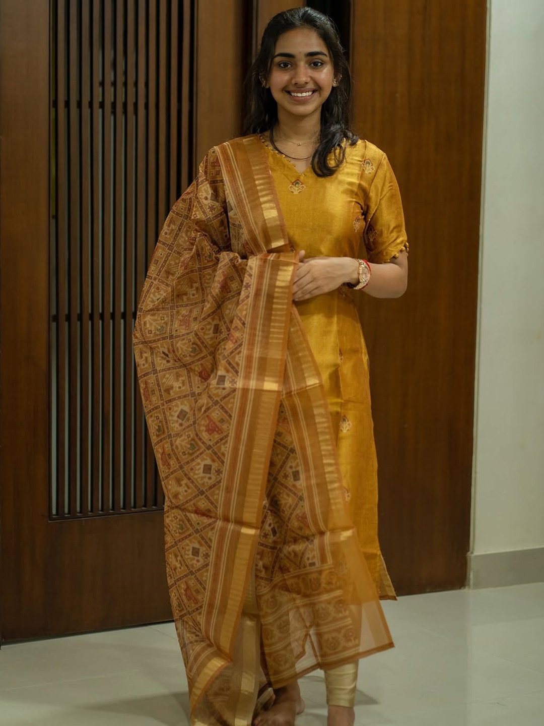 

LERIYU Women Regular Pure Silk Kurta with Trousers & With Dupatta, Mustard