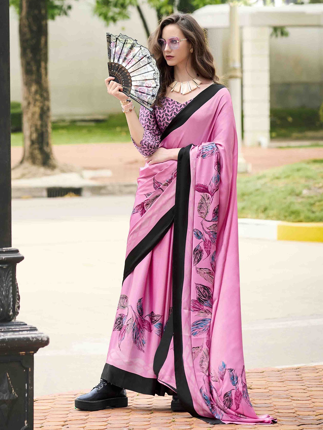 

DIVASTRI Floral Satin Saree, Pink