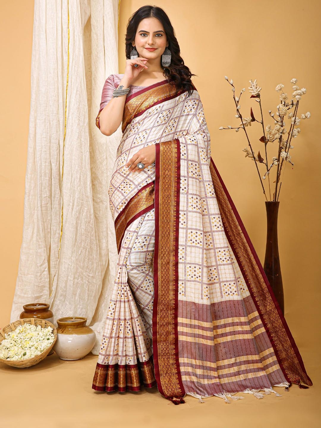 

HI FI NX Ethnic Motifs Zari Pure Cotton Bandhani Saree, White