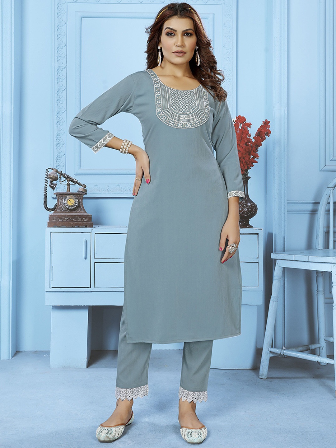 

DIVASTRI Women Floral Yoke Design Regular Thread Work Pure Cotton Kurta with Trousers, Grey