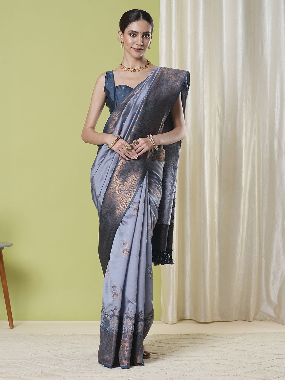 

DIVASTRI Woven Design Zari Silk Blend Banarasi Saree, Lavender