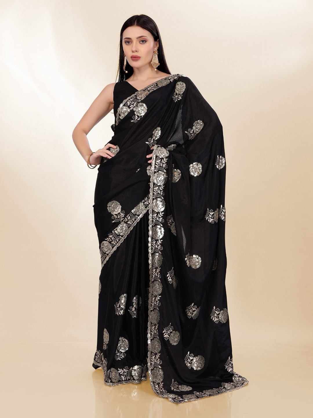 

VenderVilla Floral Sequinned Saree, Black