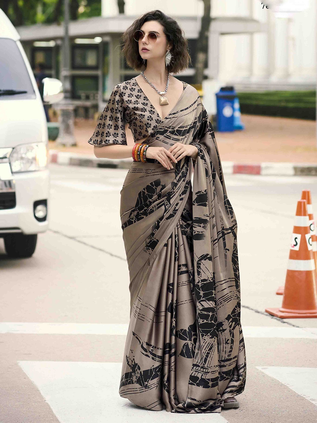 

DIVASTRI Floral Satin Saree, Brown