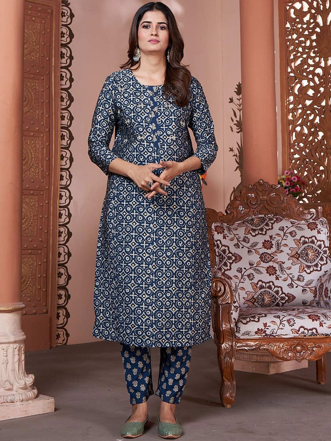 

DIVASTRI Women Floral Printed Regular Gotta Patti Kurta with Trousers, Blue
